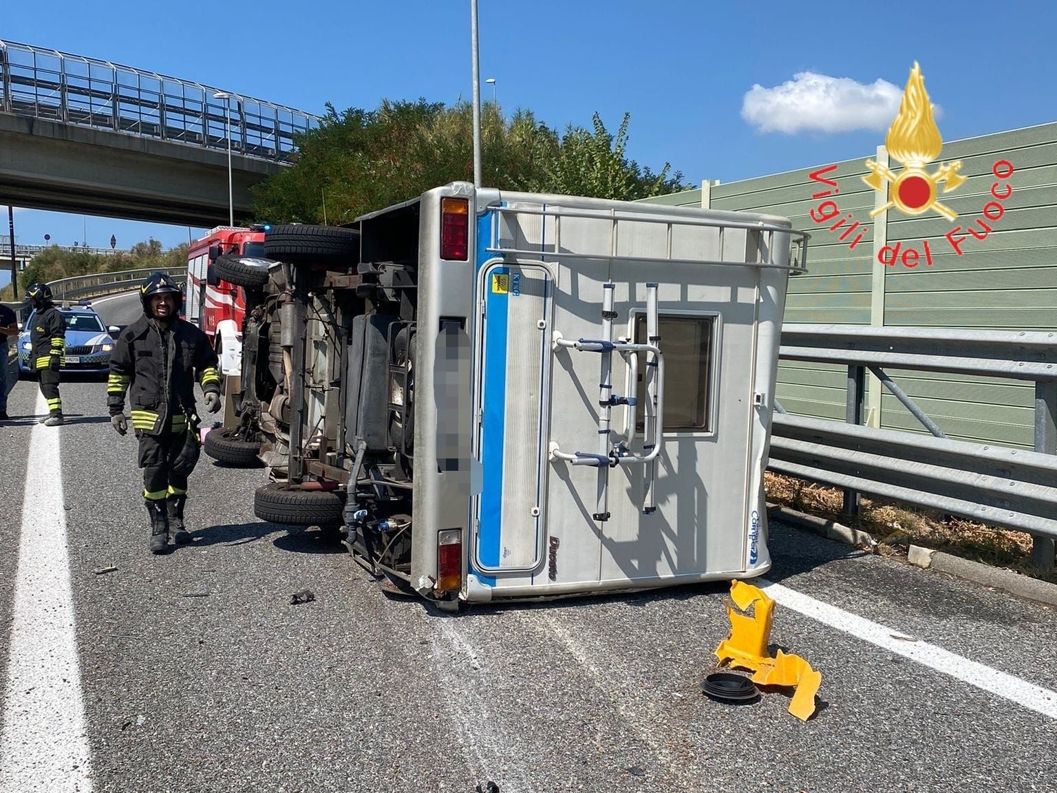 A2, camper si ribalta a San Mango: due feriti estratti dall’abitacolo – FOTO