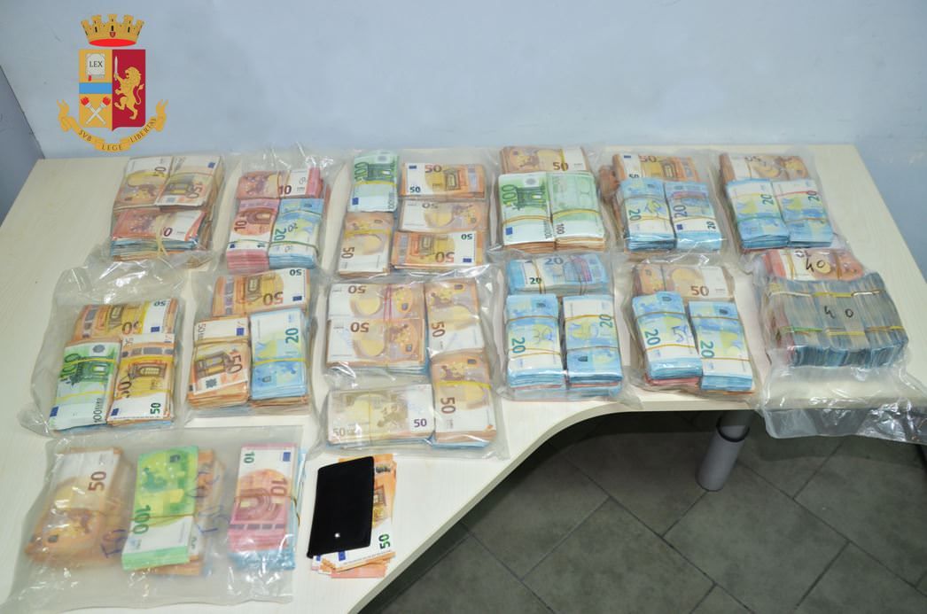 A bordo di un tir, sull'A2, con oltre 600mila euro occultati