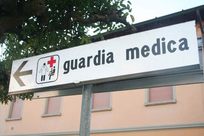 Denunciato un medico: era ubriaco in servizio (e aveva la grappa nella borsa)