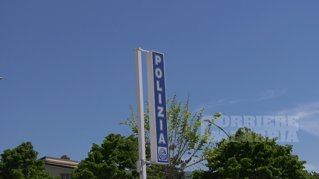 Lamezia Terme, aggredisce e rapina una coppia: 22enne arrestato dalla polizia