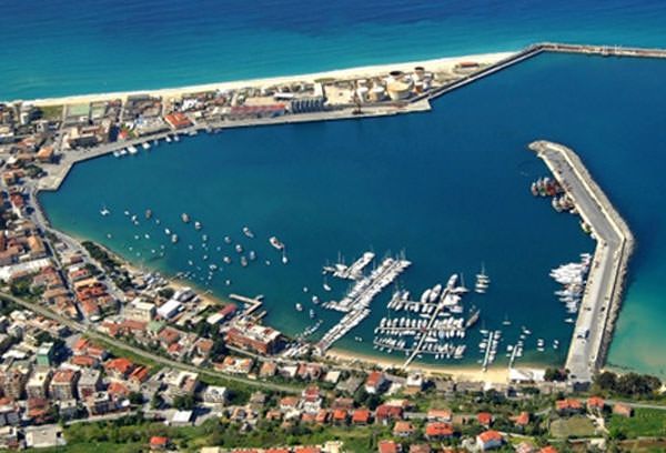 Yacht a Vibo, sale a 4 il numero dei positivi