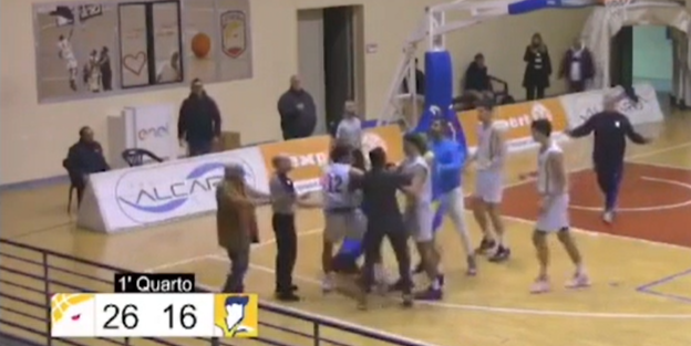 Basket, domenica di follia a Catanzaro: tifoso entra in campo e colpisce un giocatore – VIDEO