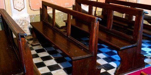 Omelia “no-vax” nel Pavese, i fedeli abbandonano la Chiesa