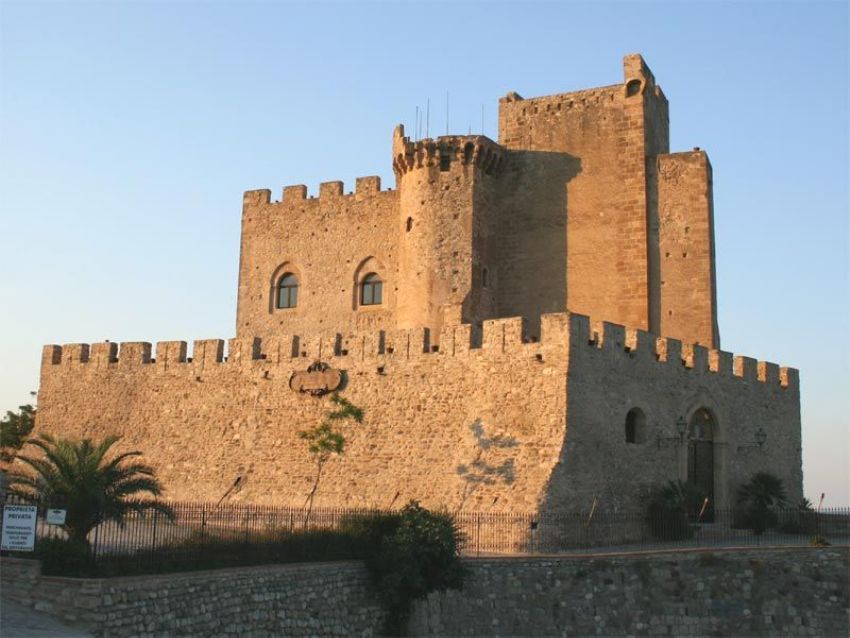 Il Castello di Roseto Capo Spulico in vendita a 30 milioni di euro