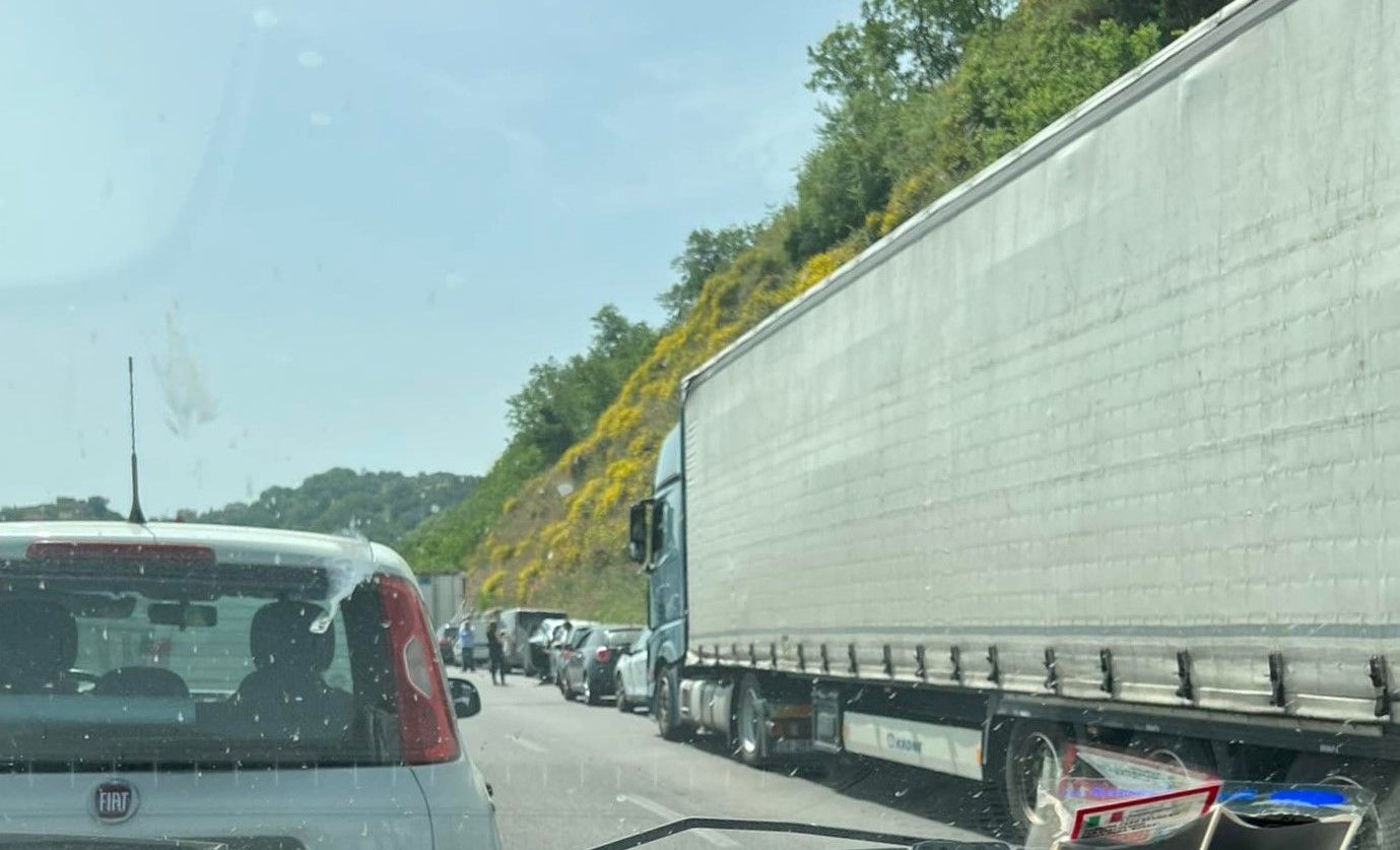 Incidente sulla A2, camion si ribalta. Lunghe code e disagi alla circolazione