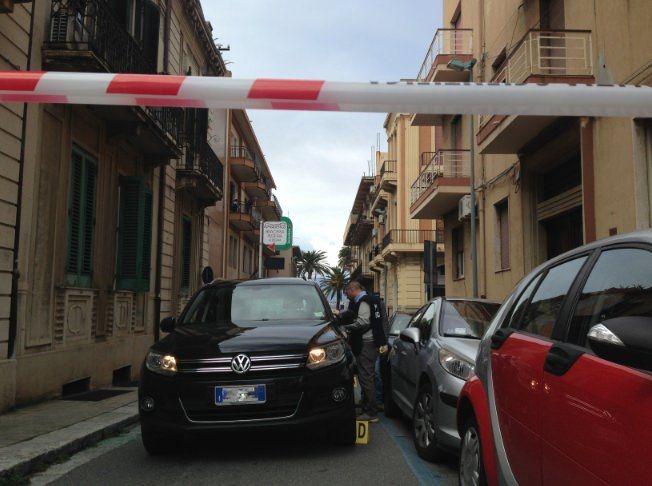 Reggio, rapinano un imprenditore e fuggono sparando