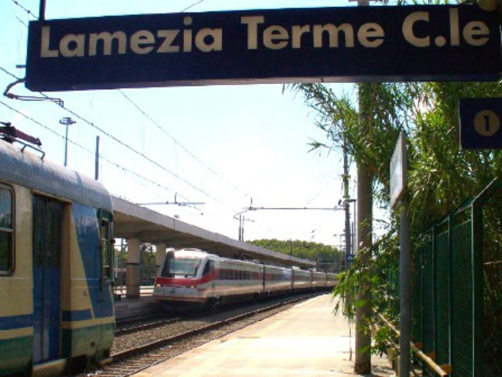 Ancora pietre contro un treno a Lamezia