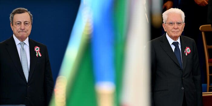 Mattarella respinge le dimissioni di Draghi e lo rinvia alle Camere
