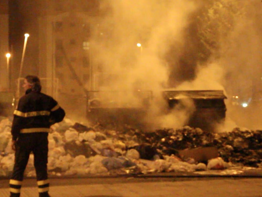 CAOS RIFIUTI | Decine di incendi di immondizia nel Vibonese