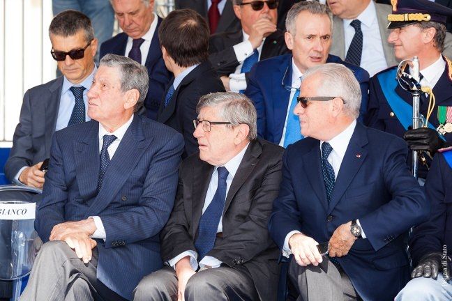 Un imputato sul palco d'onore alla festa della Polizia