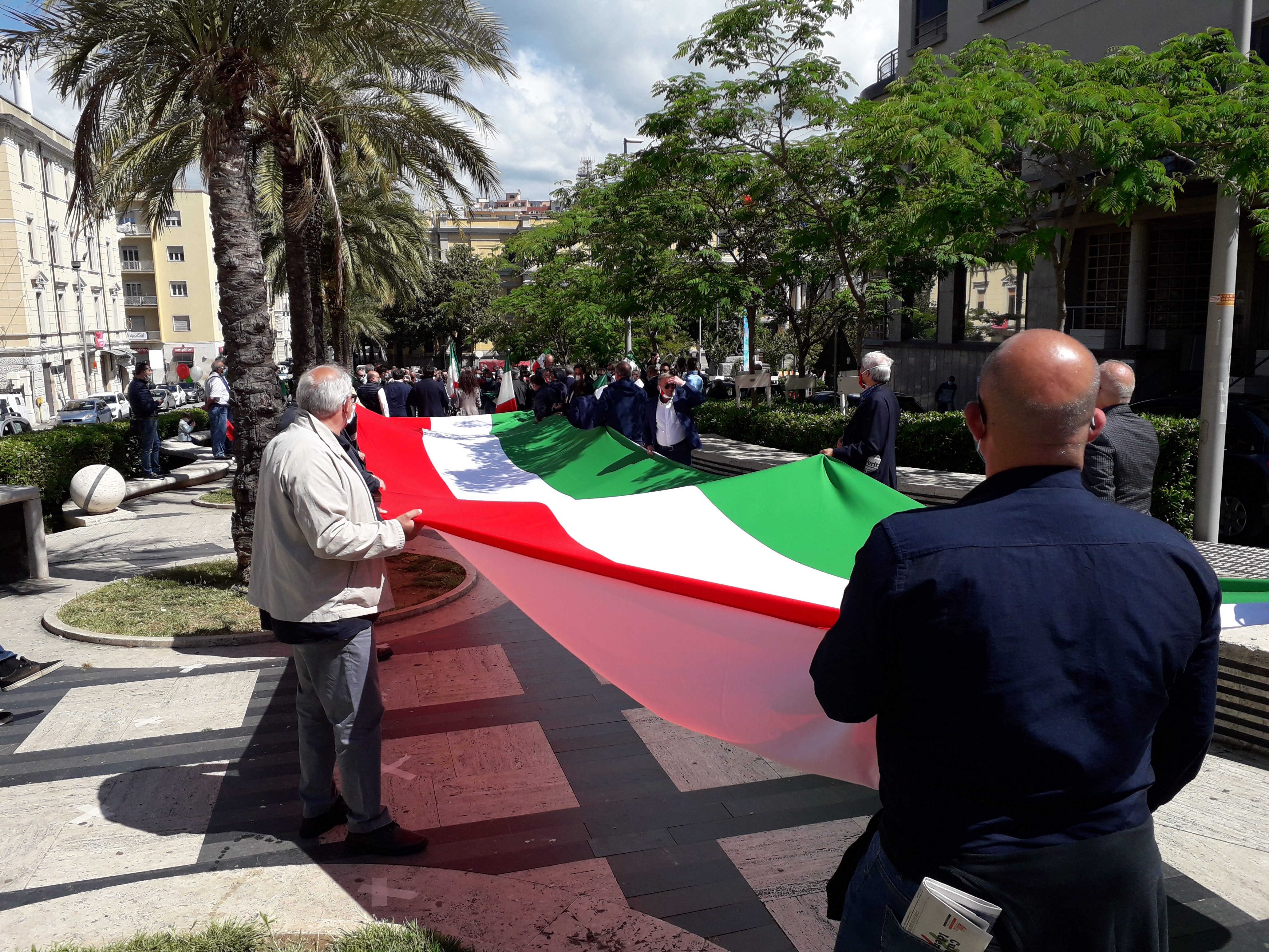 Anche a Catanzaro il centrodestra in piazza contro il Governo – VIDEO E FOTO