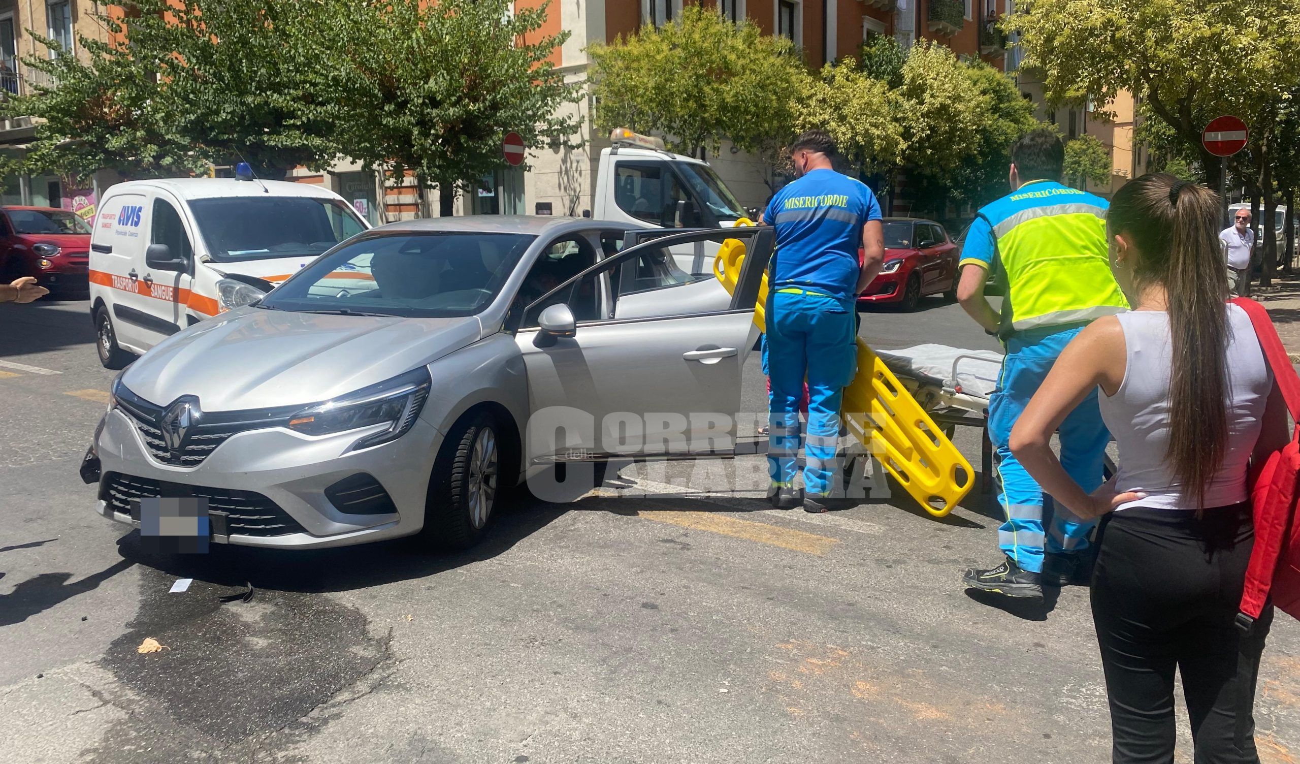 Paura a Cosenza, scontro tra auto: ragazza trasportata in ospedale