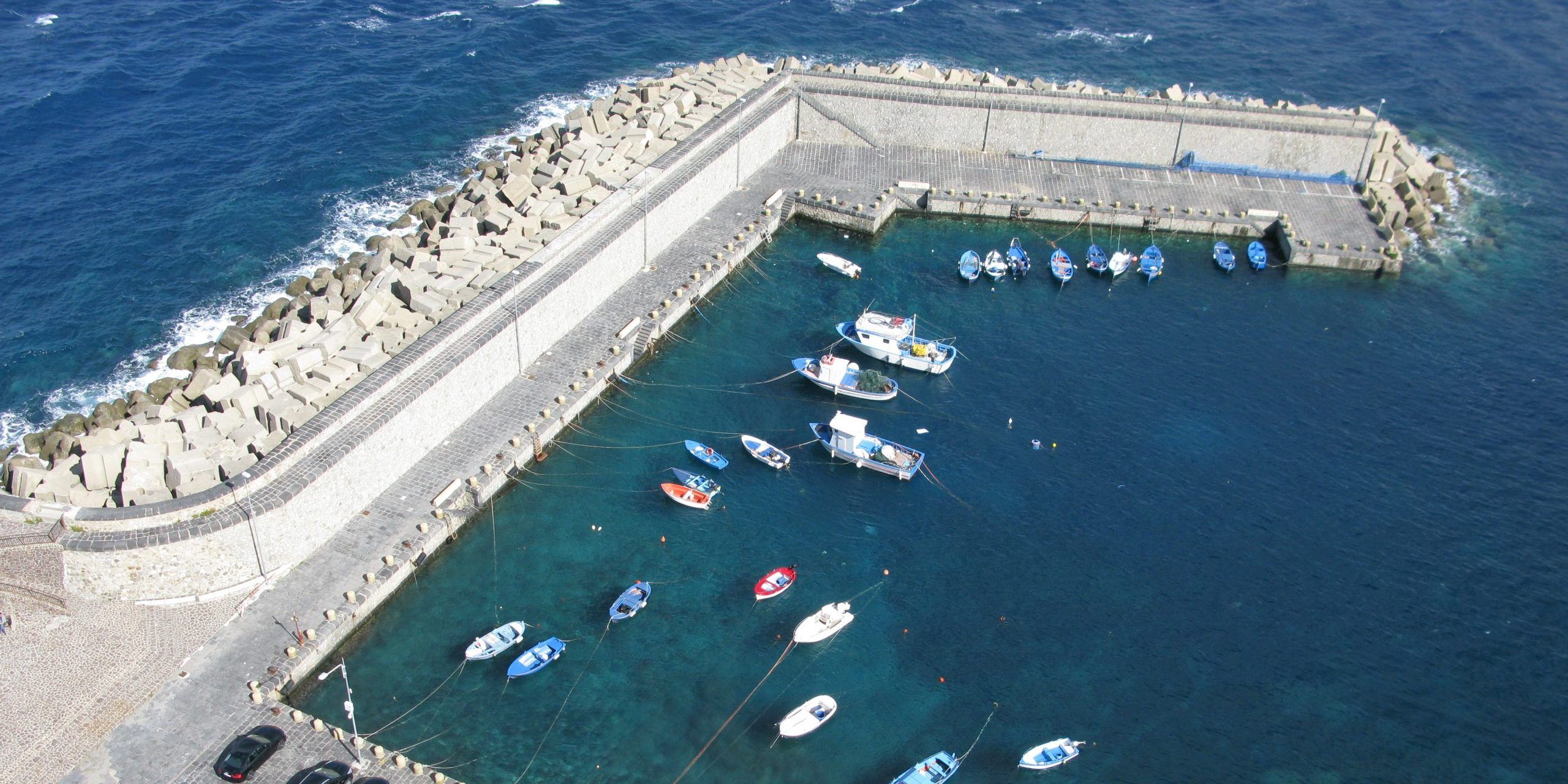 Dramma a Scilla: trovato il cadavere di un uomo nel porto. Indagini in corso