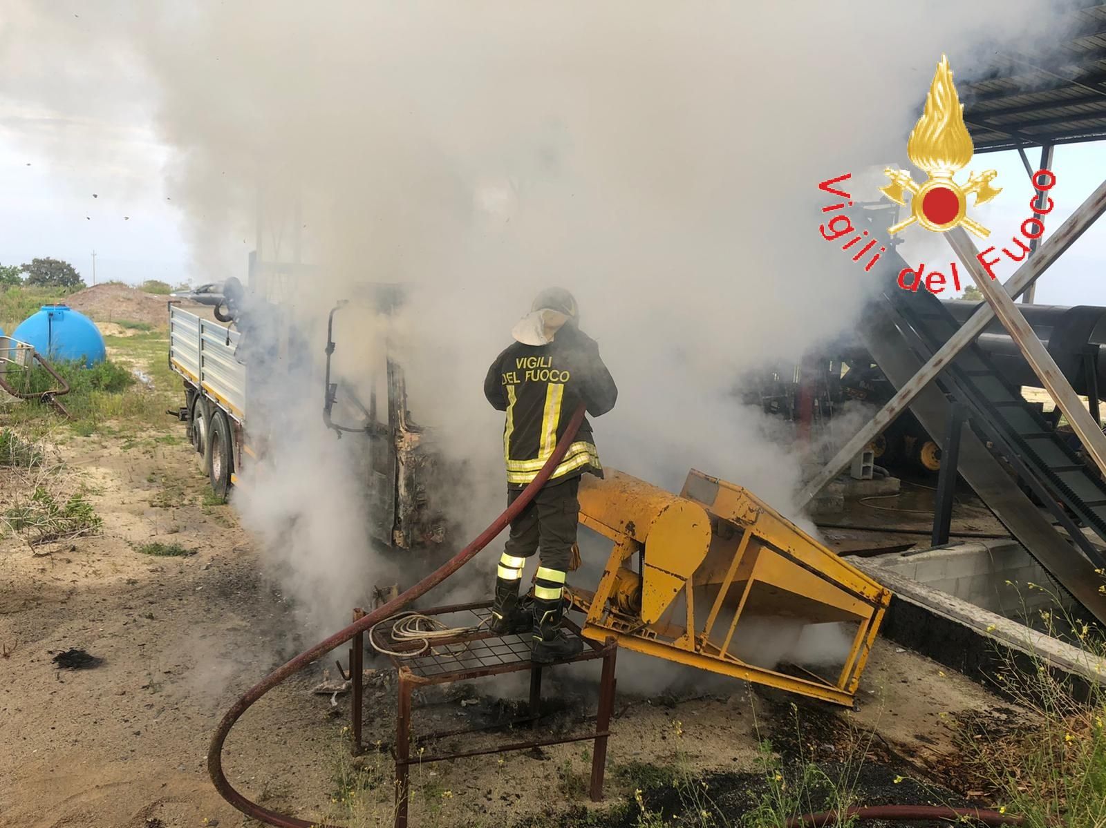 Incendio nel Catanzarese, in fiamme alcuni mezzi da cantiere. Indagano i carabinieri