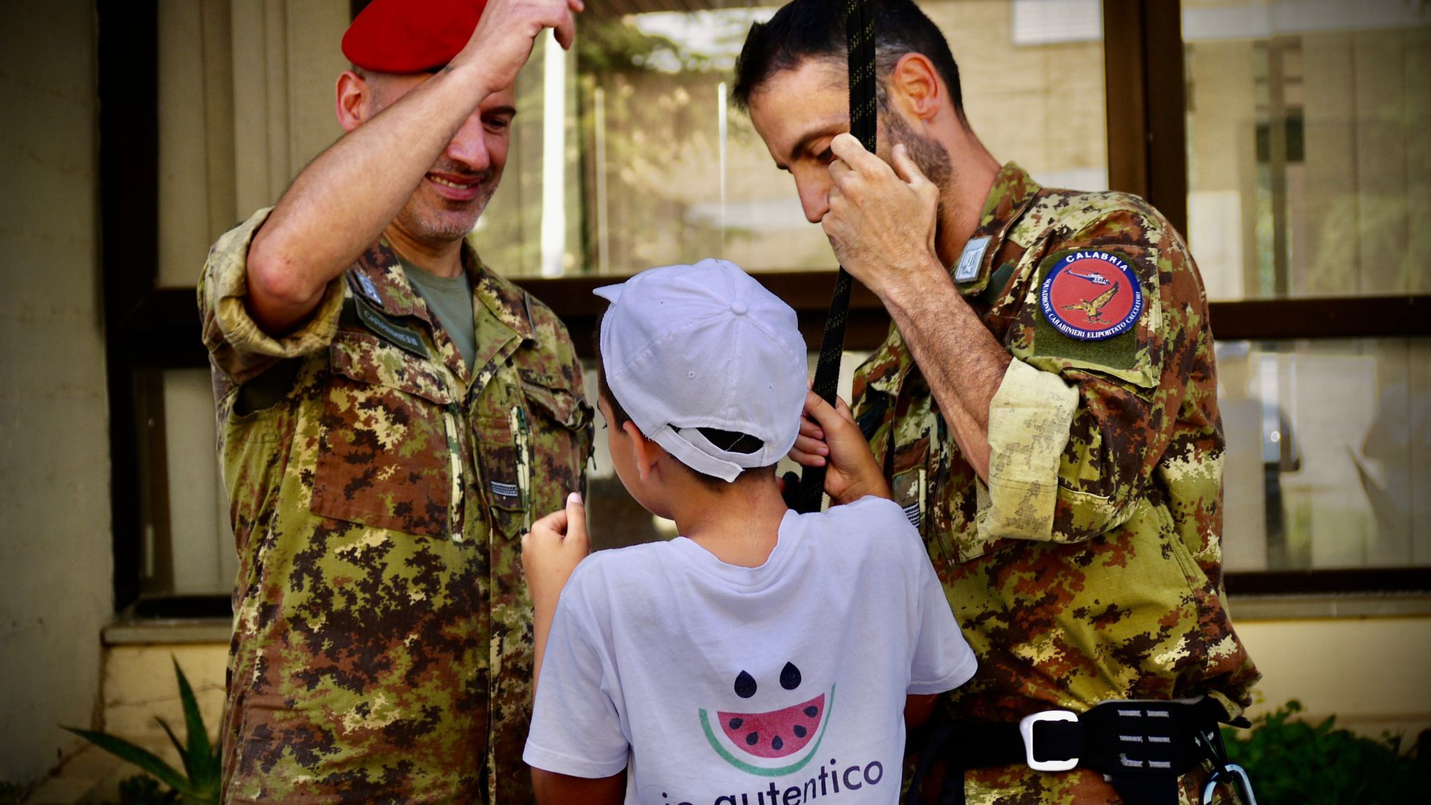 Carabinieri in prima linea nel sociale: lo Squadrone Cacciatori a sostegno dei più deboli – FOTO