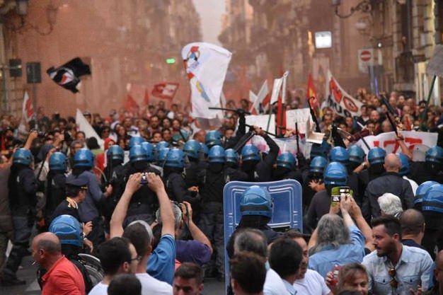 Scontri al comizio di Renzi, denunciati due cosentini