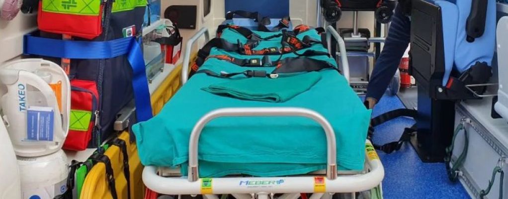 Fuggono a un posto di blocco e si schiantano, muore 16enne