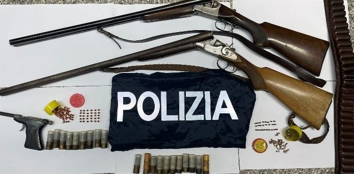 In casa con fucili, pistole e munizioni: un arresto e una denuncia nel Vibonese