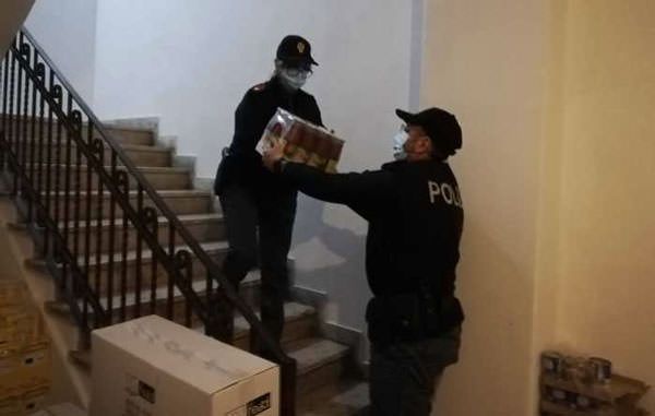 Cosenza, la polizia consegna generi alimentari nel Centro storico