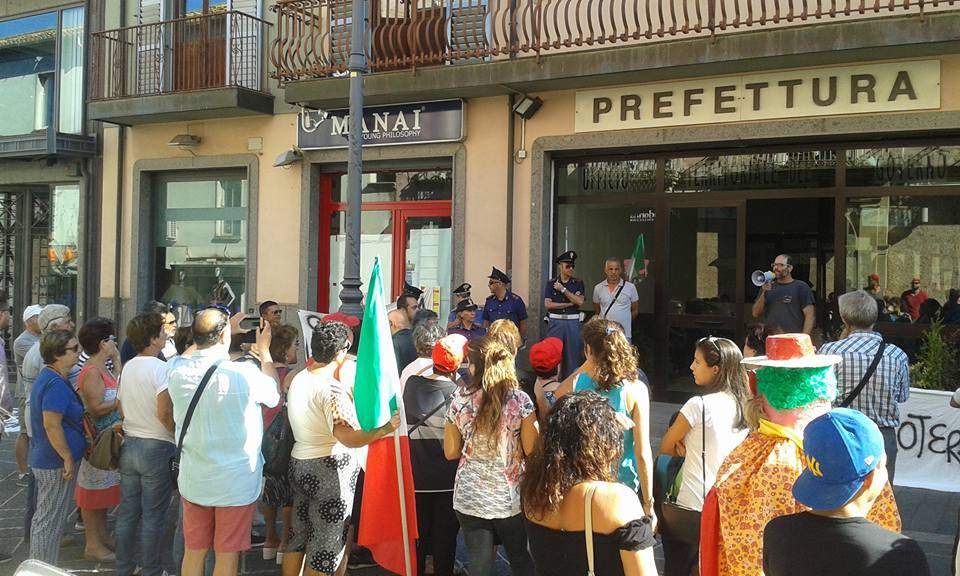 Mare sporco, la rivolta dei nicoteresi arriva a Vibo