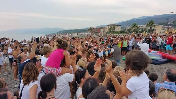Catena umana per un mare più pulito