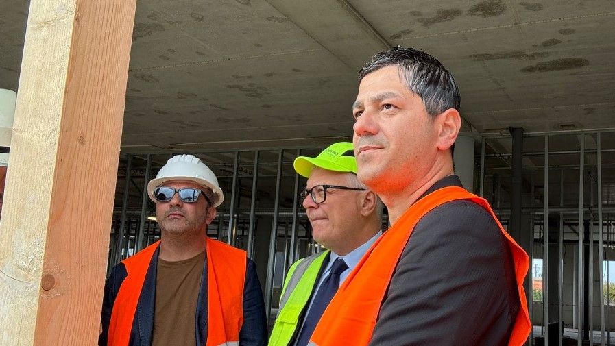 Incendio nei cantieri dell’ospedale della Sibaritide, la Cgil: «I lavori non subiranno ritardi»