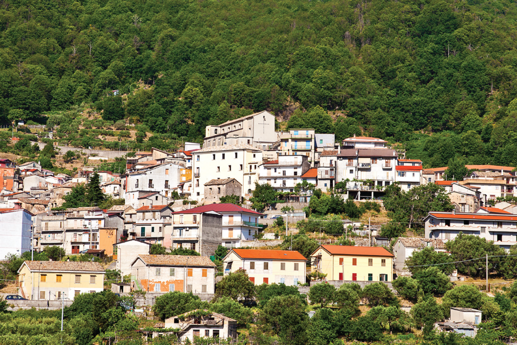 Misure anti-Covid nel Catanzarese. Scuole, campetti, veglie funebri: tutto sospeso