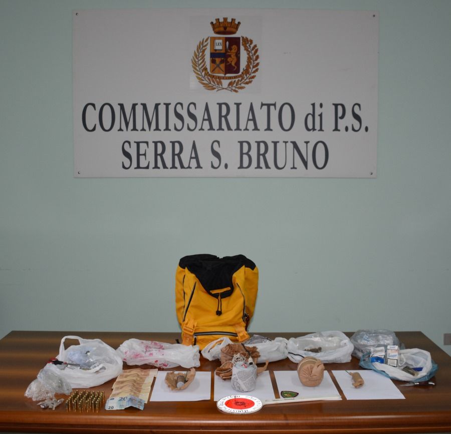 Munizioni, hashish e soldi falsi in casa di una 80enne a Serra