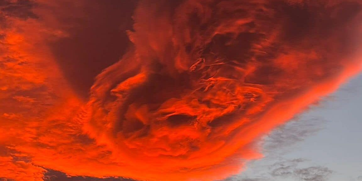 Ecco le nubi lenticolari, anche in Calabria il cielo si colora di rosso e arancione