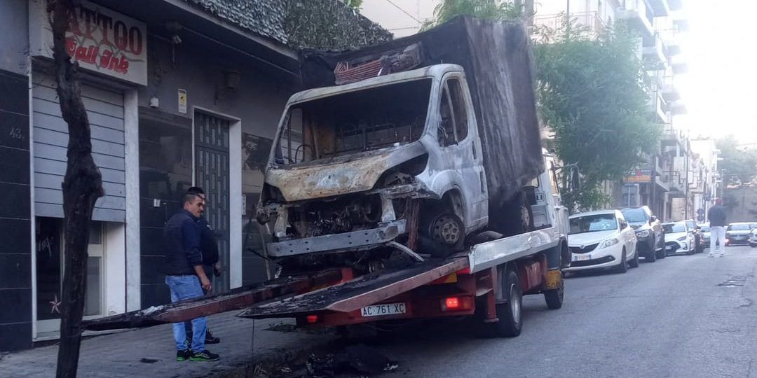 Incendio doloso a Reggio Calabria: distrutto il furgone di un caseificio