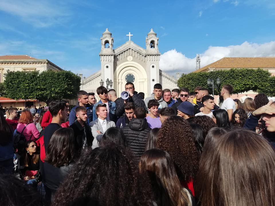 Locri, la protesta degli studenti: «Vogliamo un ospedale funzionante»