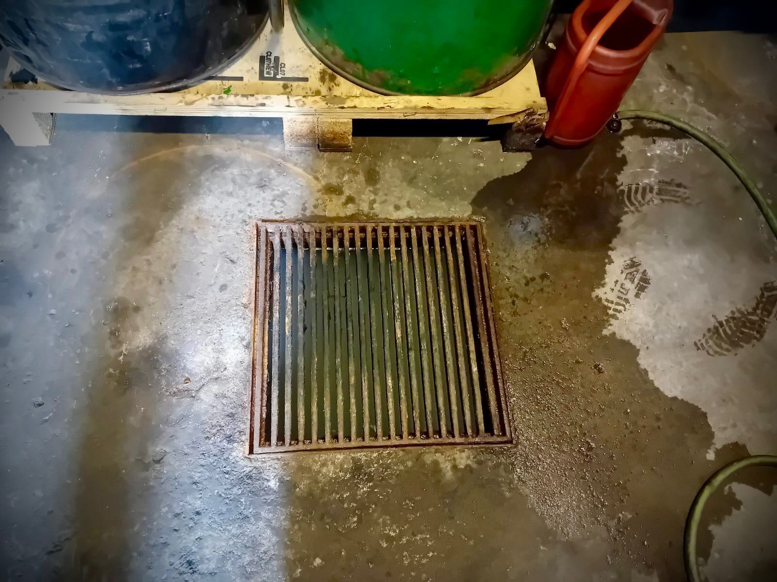 Scoperto deposito di stoccaggio illecito di rifiuti speciali liquidi, una denuncia del Vibonese