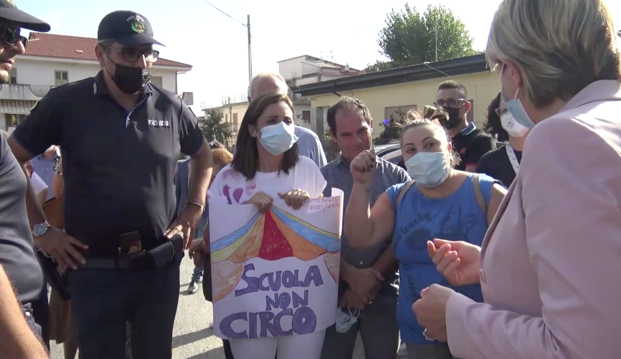 A Vibo bambini a lezione nei gazebo. La protesta dei genitori: «I nostri figli non meritano una tendopoli»
