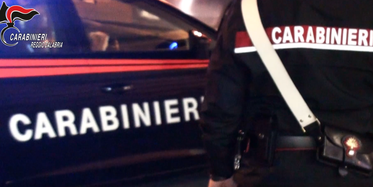 Fiumara, picchia e sequestra la moglie (che vuole separarsi) con l’aiuto della sorella: arrestati – VIDEO