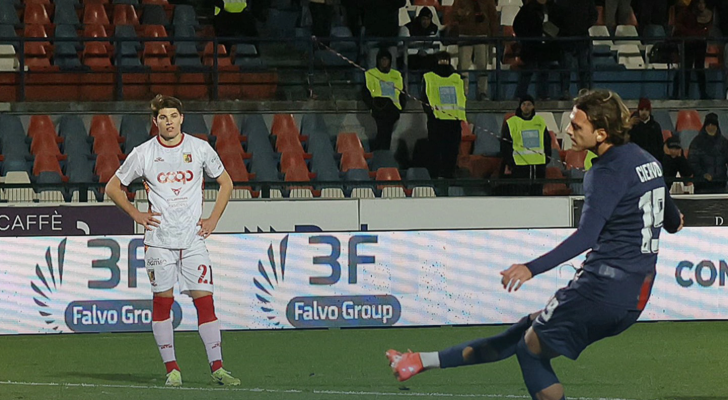 Derby pazzesco al “Marulla”: il Cosenza raggiunge il Catanzaro al 106’. Alvini in lacrime, finisce 1-1