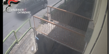 Catanzaro, tenta di rubare i gioielli a un’anziana fingendosi carabiniere: arrestato – VIDEO