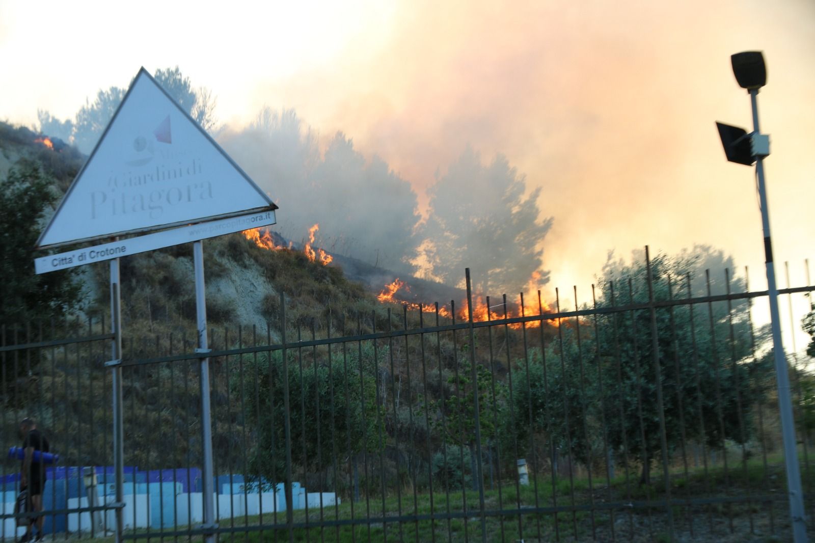 Crotone, incendio lambisce il Parco Pitagora: «Attacco mirato»