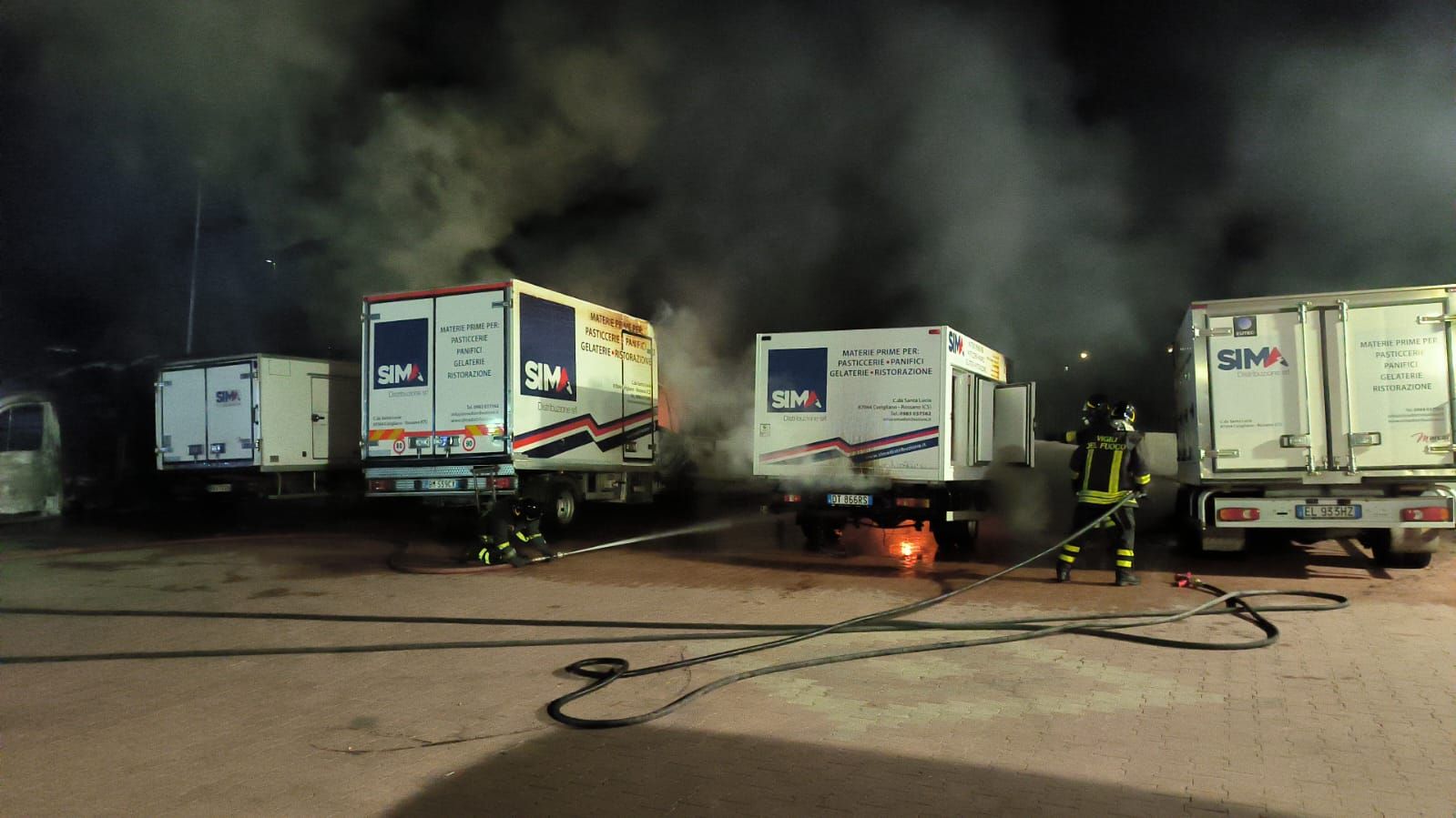 Corigliano, altra notte di fuoco: in fiamme cinque mezzi di una nota azienda – FOTO
