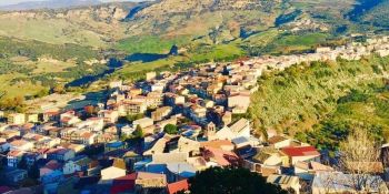 “Case fantasma” a Belvedere Spinello, quattro indagati: c’è anche un amministratore