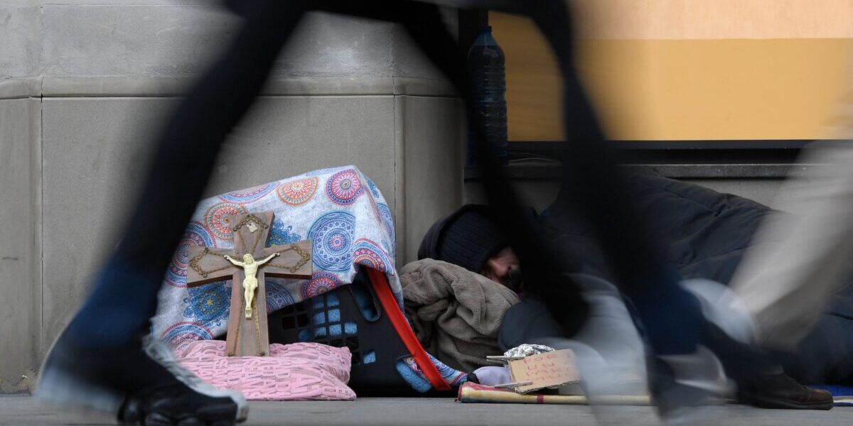 Blessing, la senzatetto che vive sulla scalinata di una Chiesa a Cosenza