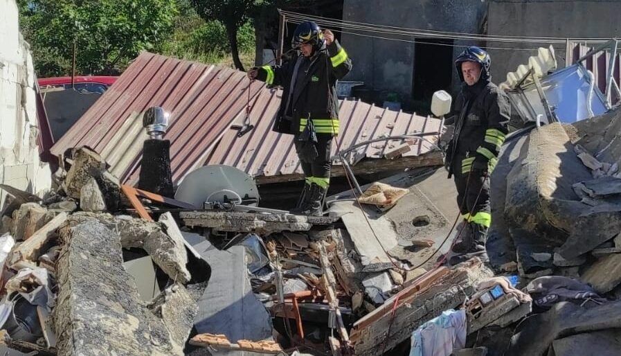 Crolla un casolare per una fuga di gas nel Catanzarese, estratti dalle macerie i proprietari – VIDEO