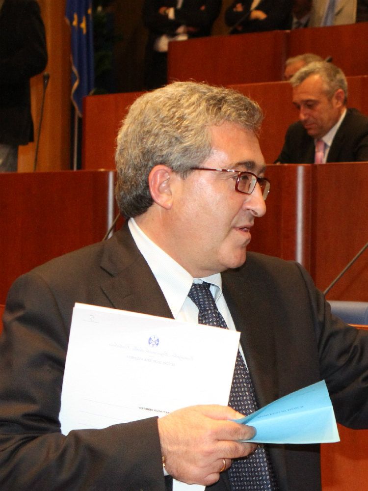 Dopo i fischi in piazza Battaglia difende Renzi
