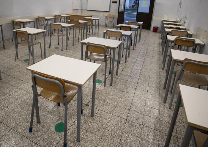 Voti bassi alla figlia, mamma entra in classe e aggredisce la prof