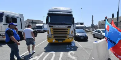 Dalla Calabria alla Puglia, cresce l’allarme. Il governo convoca gli autotrasportatori per il 27 ottobre