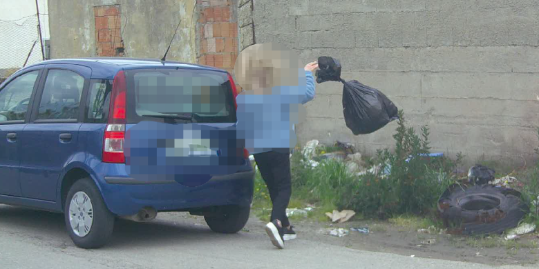 Gettano rifiuti in strada, beccati dalle fototrappole a Cirò Marina