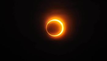 Eclissi di sole, spettacolo nel cielo: anche la Calabria con il naso all’insù