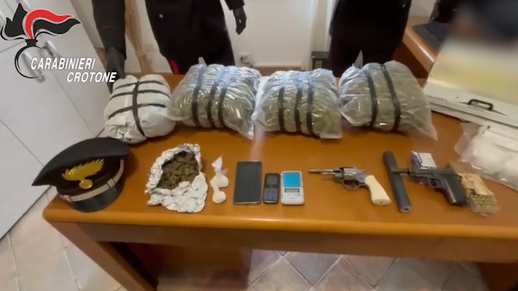 Droga, armi e munizioni in un deposito: in manette 44enne nel Crotonese – VIDEO