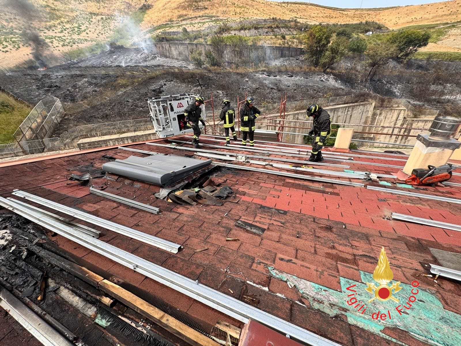 Vasto incendio a Catanzaro, fiamme raggiungono un’abitazione: residenti allontanati per il fumo – FOTO