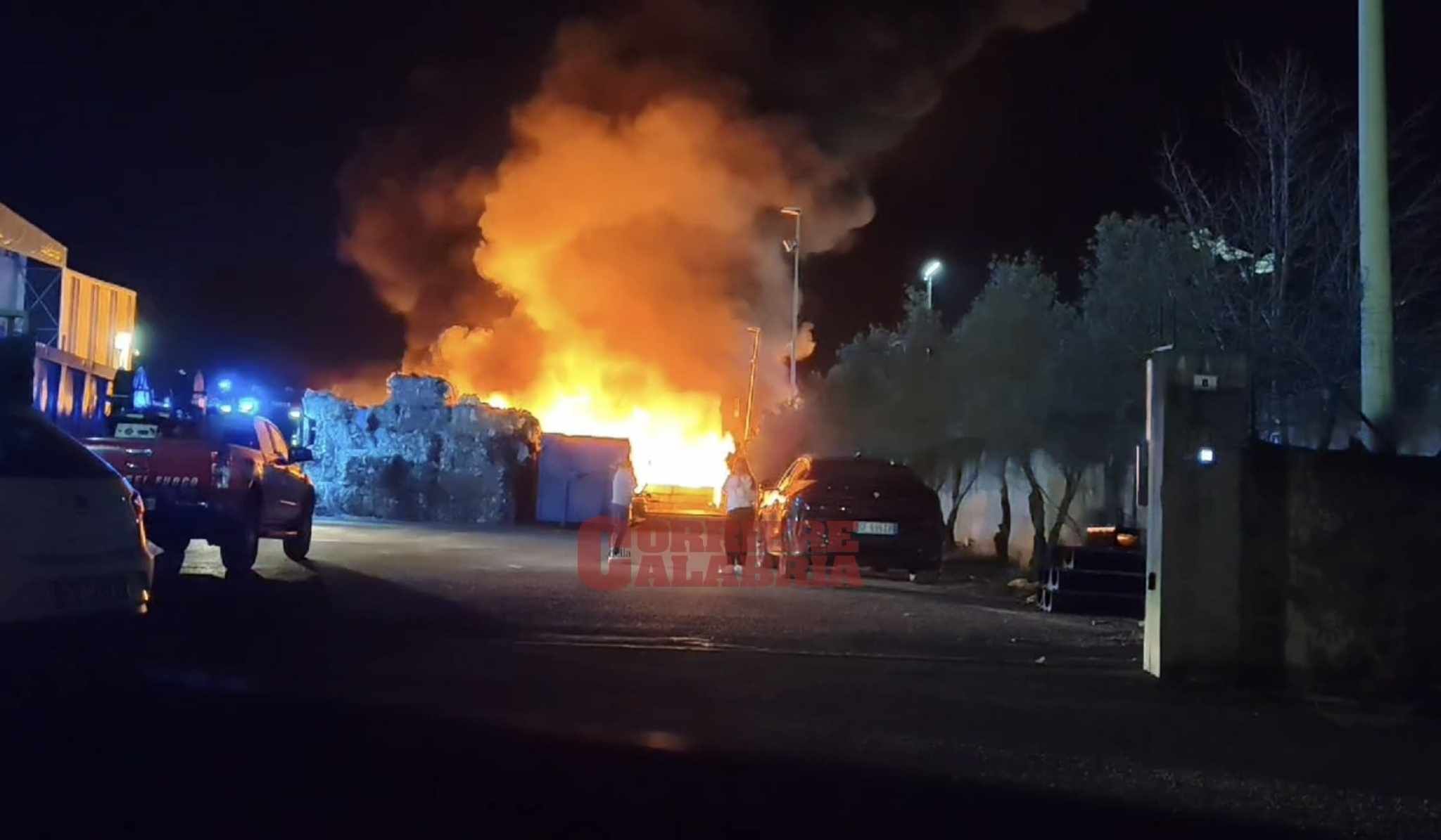 Gizzeria, incendio in un’azienda: in fiamme materiale plastico – FOTO E VIDEO