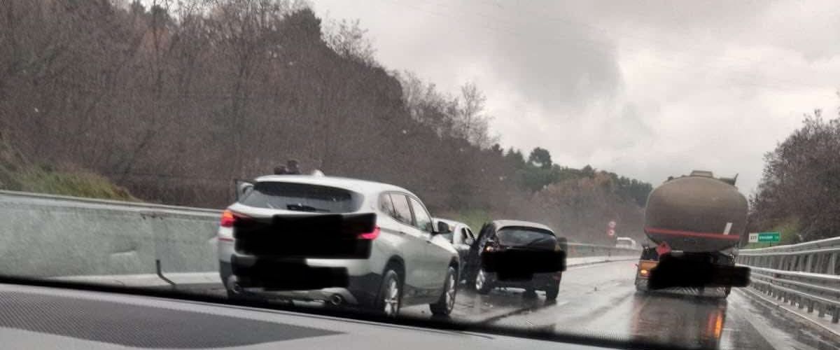 Incidente sulla A2 tra Rogliano e Altilia, due mezzi coinvolti e quattro feriti